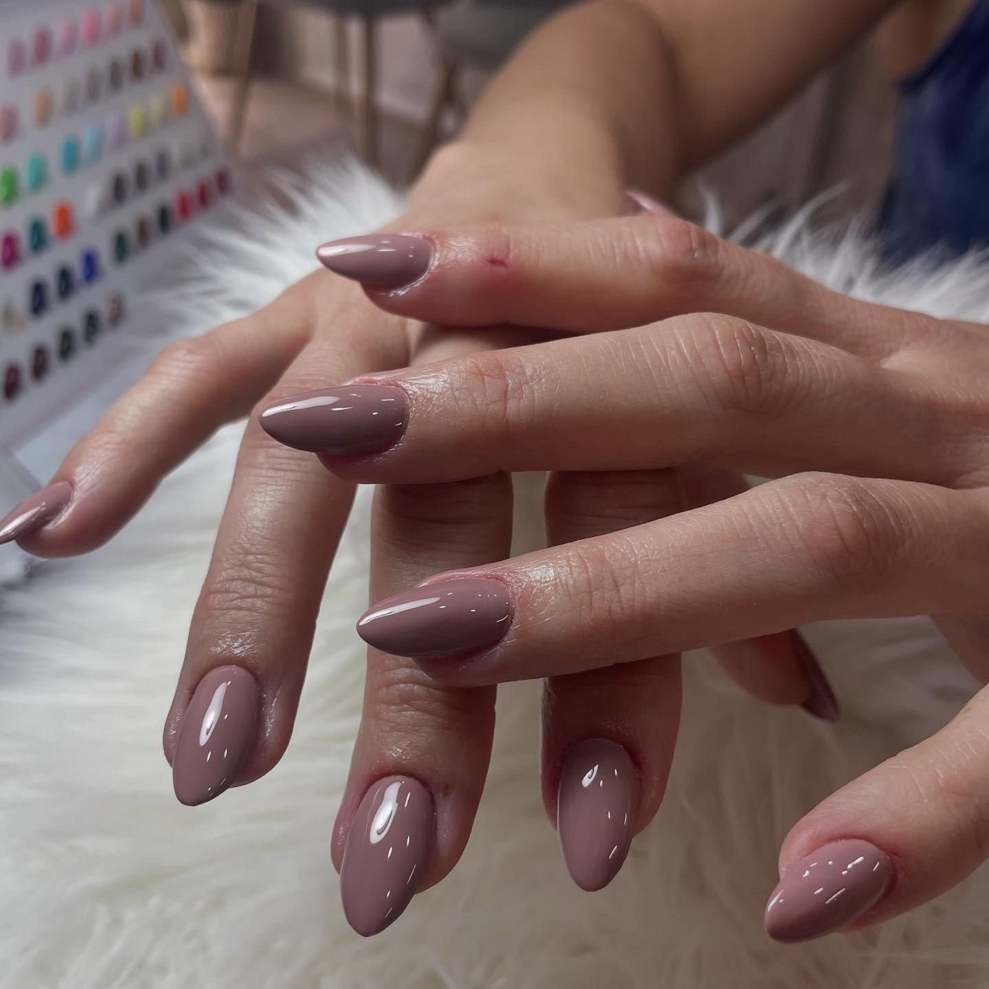 Extensiones de uñas en tono nude almendra